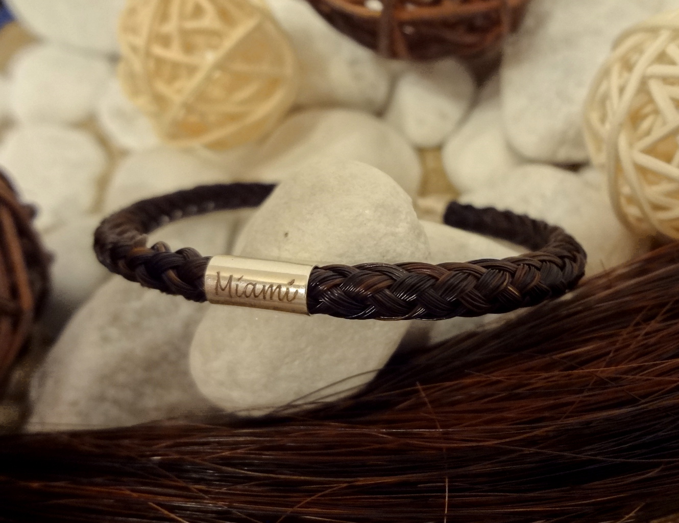 R8GS: Rund geflochtenes Armband aus 8 Strängen mit dickerem 925er Silberröhrchen mit Gravur, mit Edelstahl-Karabinerverschluss - Preis: 79 Euro
