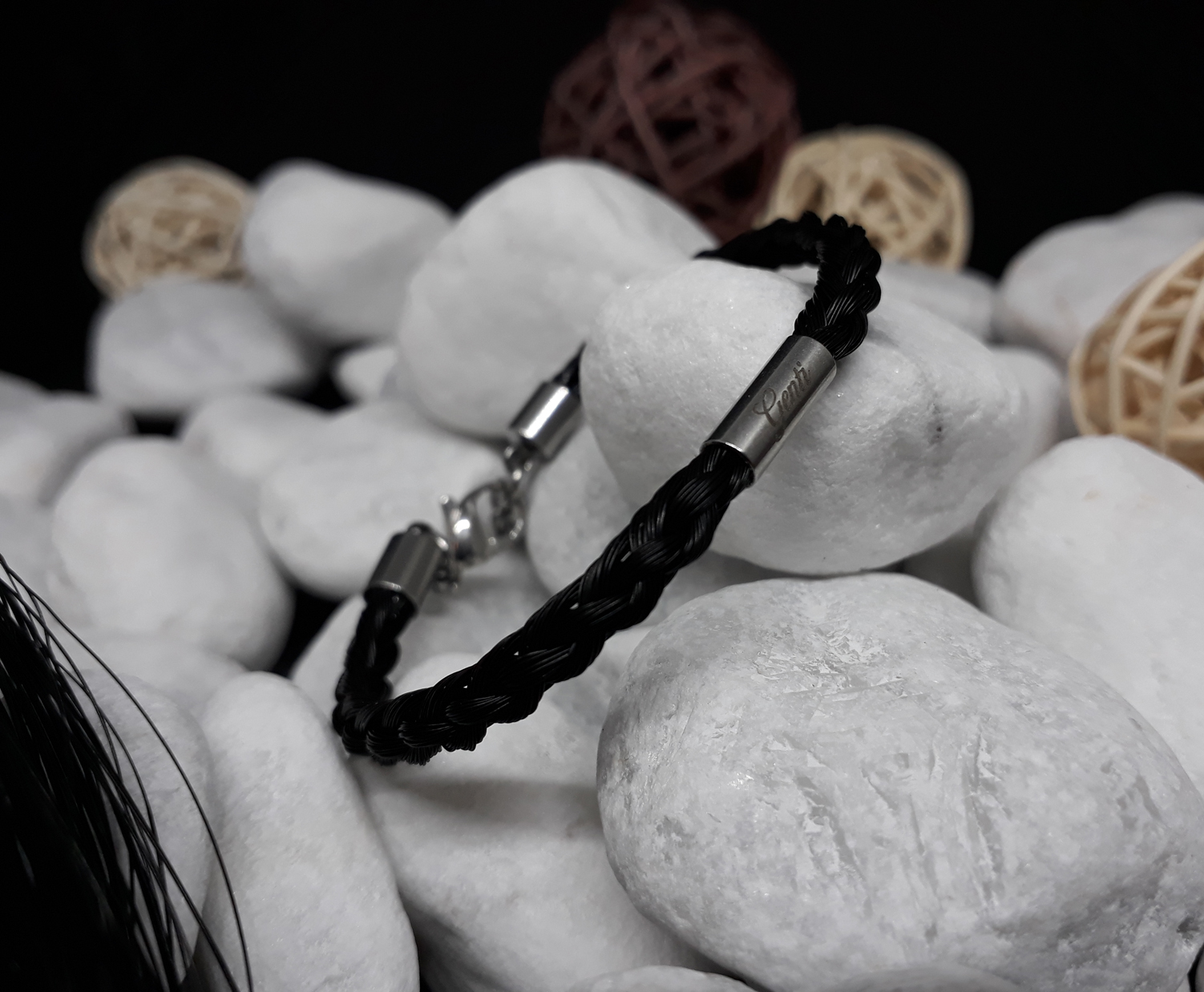 R6GE: Rund geflochtenes Armband aus 6 schwarzen Strängen mit einem 4mm dünnen Edelstahl-Röhrchen mit Wunsch-Gravur - mit Edelstahl-Karabinerverschluss - Preis: 59 Euro