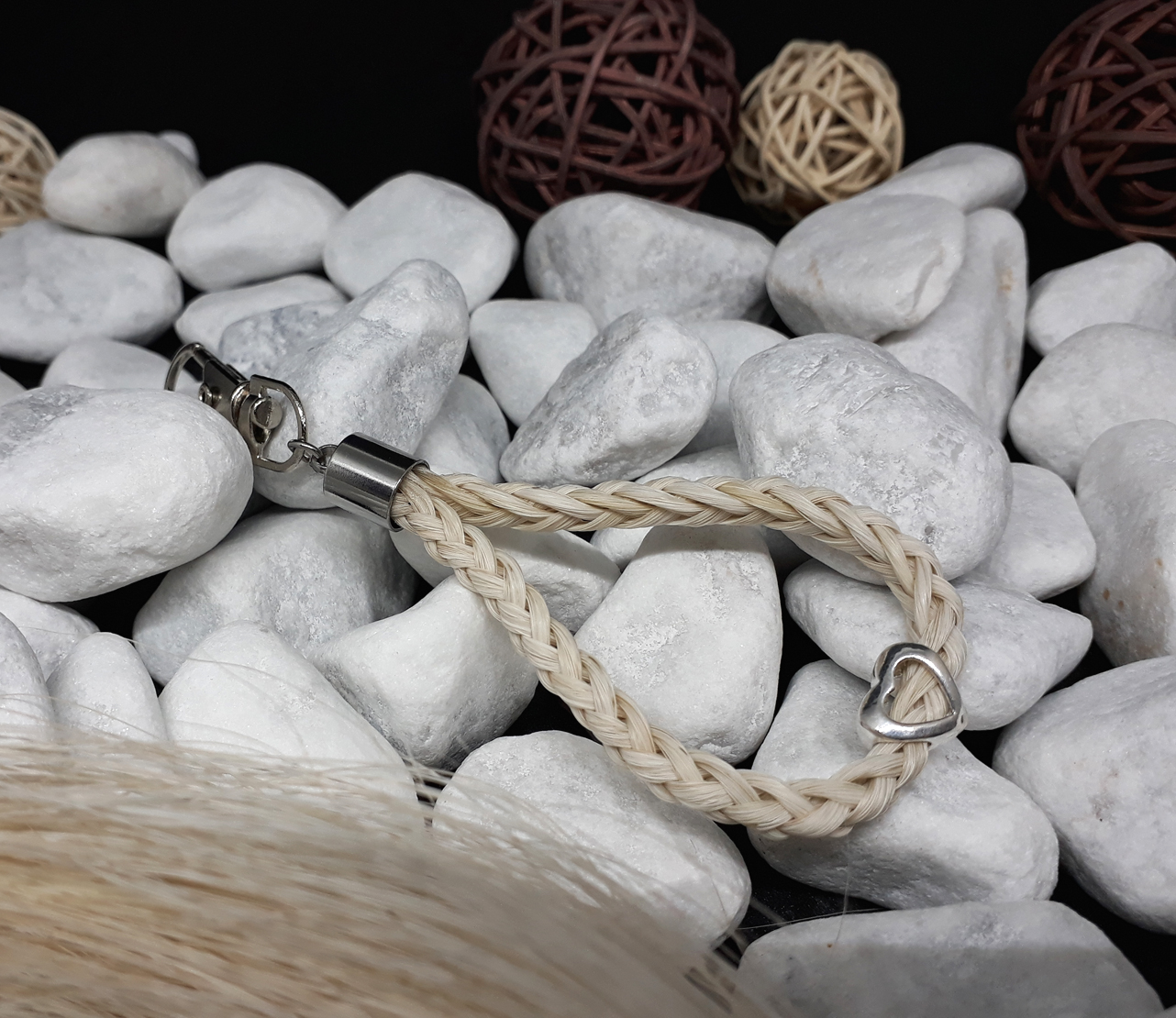 Schlüsselanhänger "Tropfen": Aus weißen Strängen geflochten, mit einer 925er Silberperle "Herz offen" und Endkappe aus Edelstahl - Preis: 50 Euro