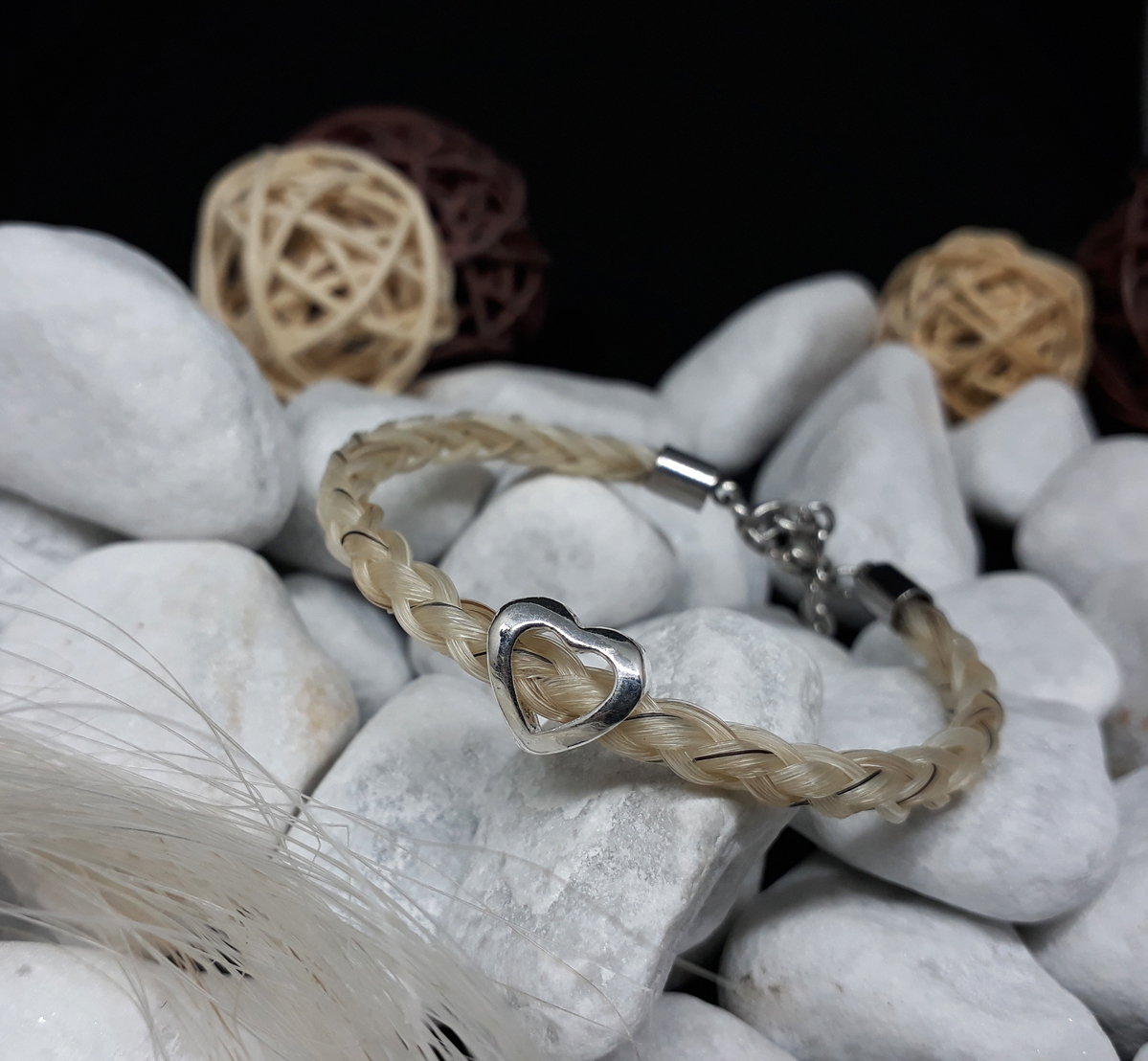 R6-Herz-offen: Rund geflochtenes Pferdehaar Armband aus 6 weißen Strängen mit einzelnen schwarzen Haaren, mit einer versilberten Perle "Herz offen", mit Edelstahl-Karabinerverschluss - Preis: 54 Euro