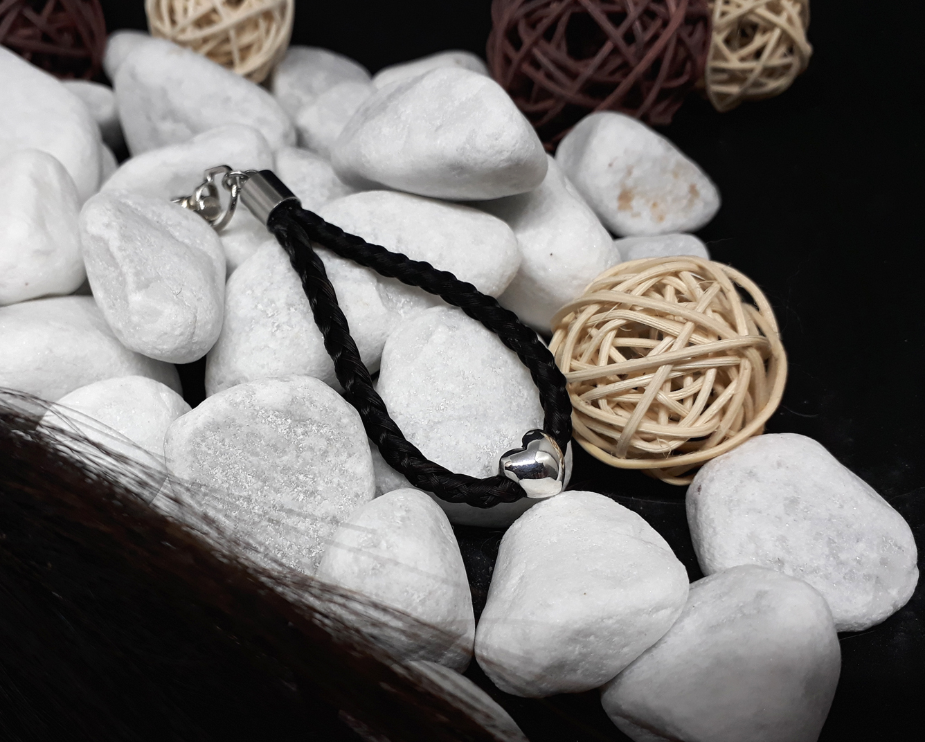 Schlüsselanhänger "Tropfen": Aus schwarzen Strängen geflochten, mit einer 925er Silber-Perle "massives Herz" und Endkappe aus Edelstahl - Preis: 50 Euro
