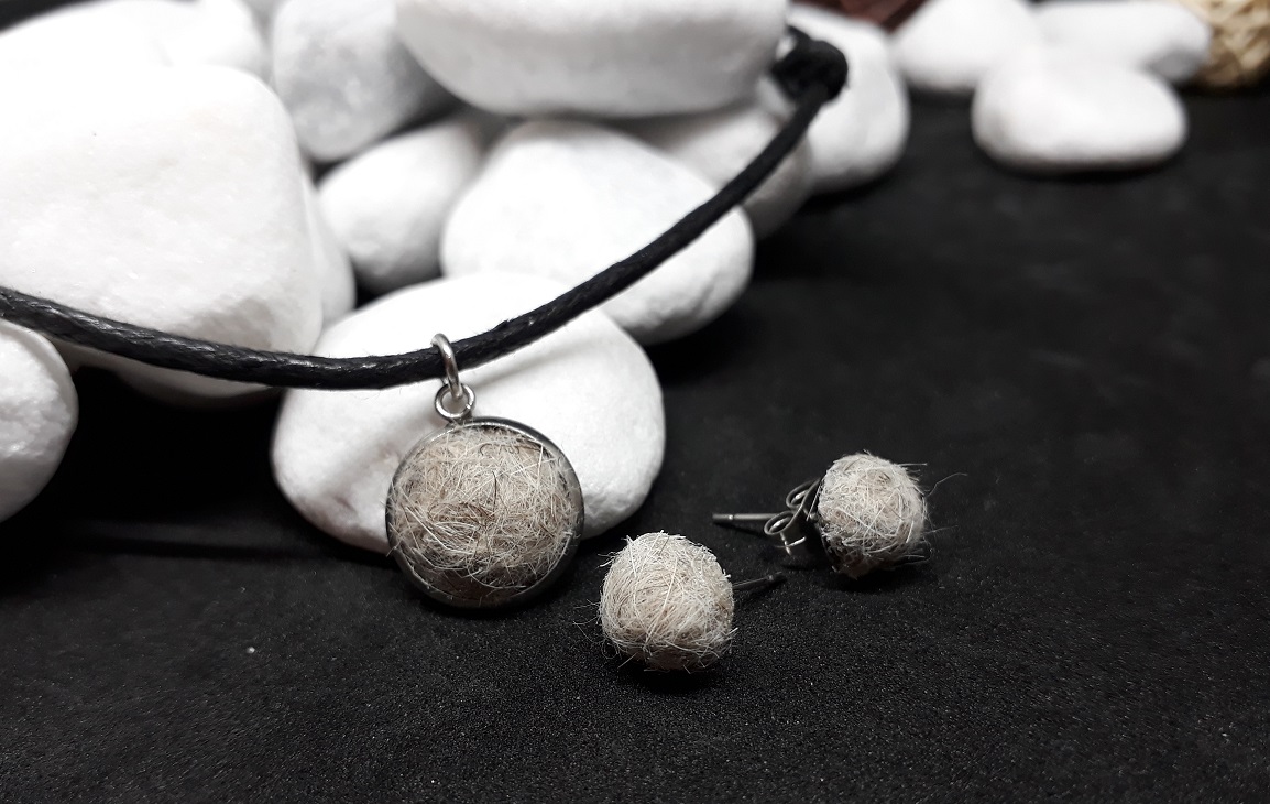 Set aus Medaillon und Ohrringen mit Tierhaar