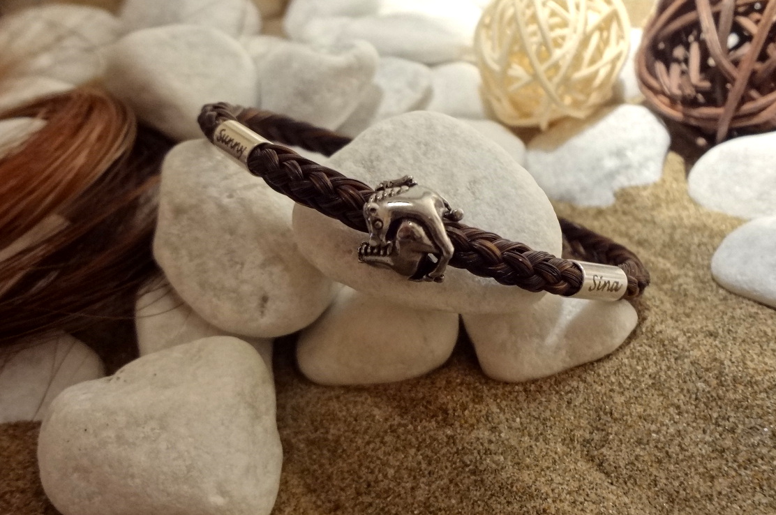 R8GS2: Rund geflochtenes Armband aus 8 braunen Strängen mit zwei 925er Silberröhrchen (5mm) mit Wunsch-Gravur und einer Edelstahl-Perle (Pferdeperle nicht mehr lieferbar), mit Edelstahl-Karabinerverschluss - Preis: 99 Euro
