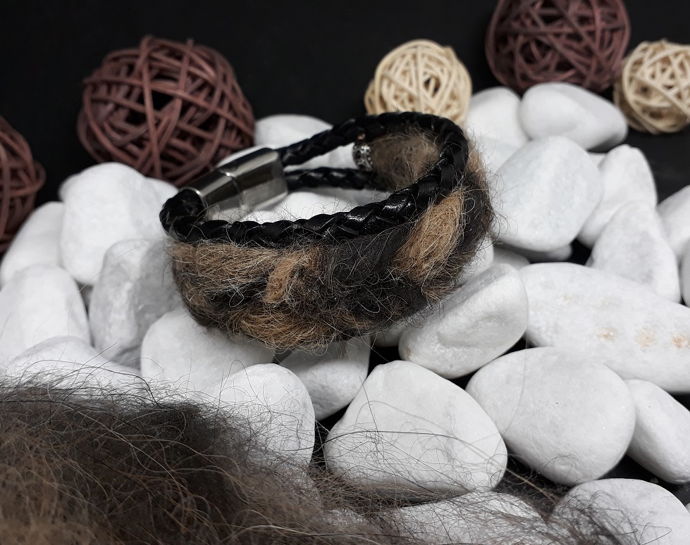 Armband "Milo" aus einem gefilzten mehrfarbigen Zopf aus Tierhaar, eingefasst zwischen zwei schwarzen geflochtenen Lederkordeln, mit antik Perlen aus Metall mit lila Strass-Steinchen und Edelstahl-Magnet-Schiebeverschluss - Preis: 54 Euro
