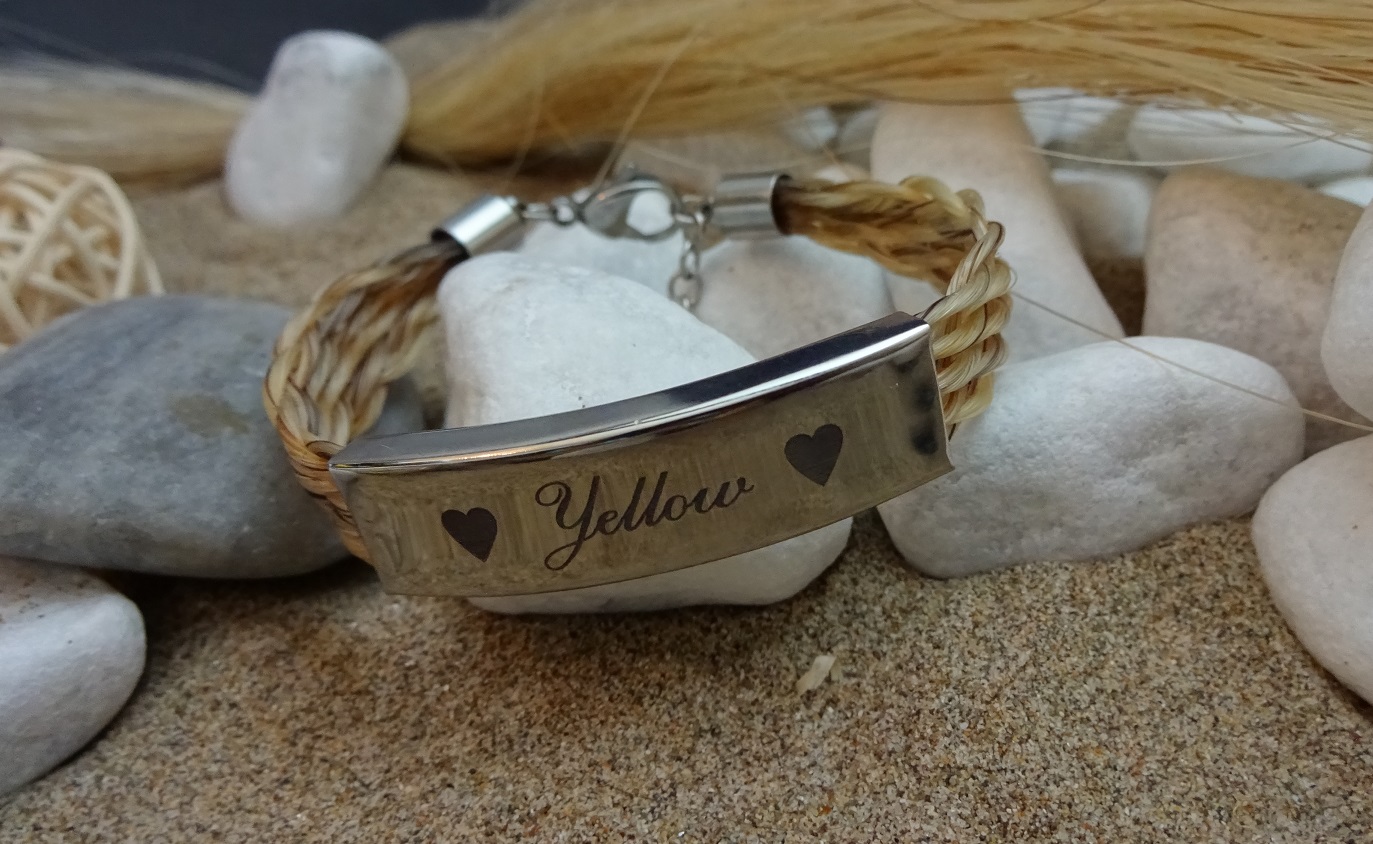 F8GE: Flach geflochtenes Armband aus 8 dickeren Strängen mit rechteckiger flacher Edelstahlhülse mit Gravur mit zwei Herzchen (je 5 Euro zusätzlich), mit Edelstahl-Karabinerverschluss- Preis: 69 Euro