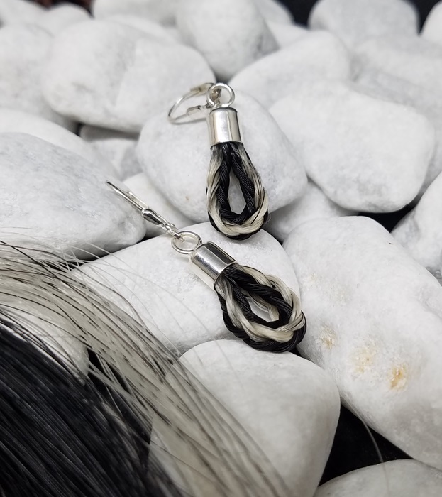 Ohrringe ganz klein (ca. 1 cm), rund geflochten aus schwarzem und weißen Pferdehaar, mit Endkappen und Ohrhänger aus 925er Silber - Preis:  49 Euro