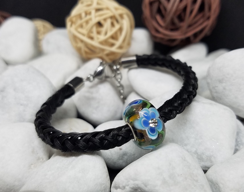 R-Murano: Rund geflochtenes Pferdehaar Armband aus 8 Strängen mit Murano-Glasperle und Edelstahl-Karabinerverschluss - Preis: 59 Euro