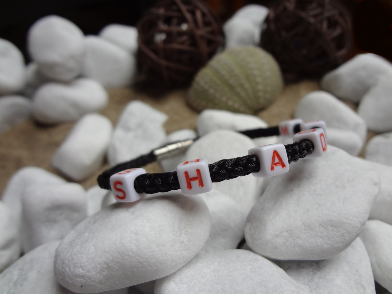 Rund geflochtenes Pferdehaararmband mit aufgezogenen Buchstabenperlen