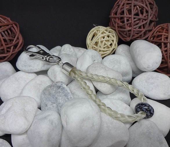 Schlüsselanhänger "Tropfen": Aus weißen Strängen geflochten, mit einem Edelstein "Schneeflocken Obsidian" und Endkappe aus 925er Silber - Preis: 43 Euro