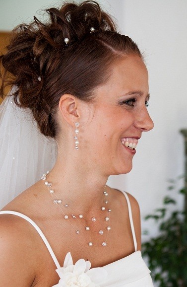 Hochzeitsschmuck: Halskette mit Ohrringen aus weißem Pferdehaar, mit weißen und durchsichtigen Perlen