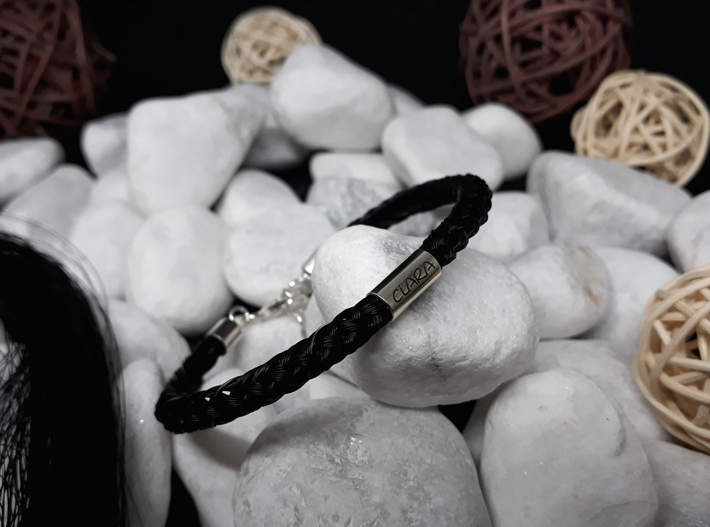R8GS: Rund geflochtenes Armband aus 8 schwarzen Strängen mit dickerem 925er Silberröhrchen mit Gravur, mit 925er Silber-Karabinerverschluss - Preis: 89 Euro