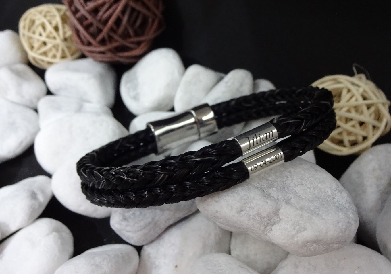 Doppelt viereckig geflochtenes Armband mit Edelstahl-Magnet-Verschluss mit Sicherung, mit zwei 925er Silber Hülsen mit Gravur - Preis: 119 Euro