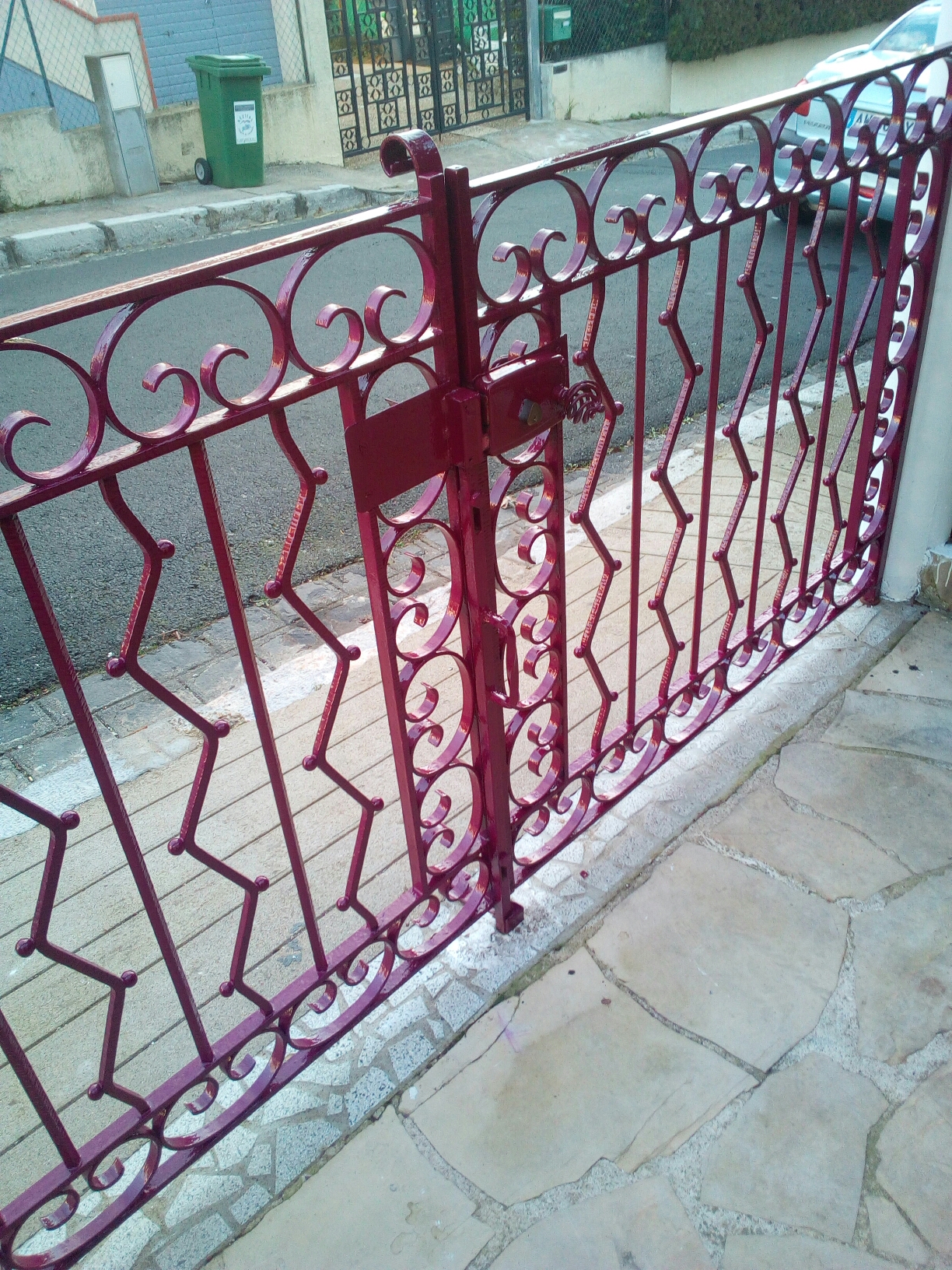 Travaux de peinture d’un portail en fer forgé à Béziers par l’artisan peintre en bâtiment Peinture Audiffren.
