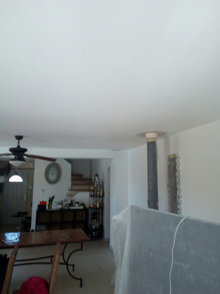 Mise en peinture d’un grand plafond à Magalas avec peinture à résine siloxane, après préparation, rebouchage et ponçage pour un rendu uniforme et durable