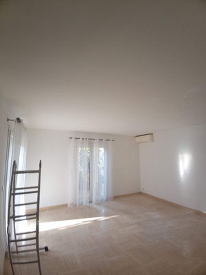 Réparation et mise en peinture d’un plafond après dégât des eaux à Servian, avec reprise complète en enduit et finition blanc mat, par l’artisan peintre en bâtiment Peinture Audiffren, travaux de peinture générale intérieure.