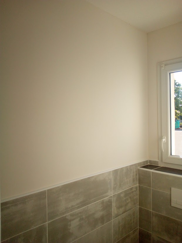 Travaux de peinture intérieure à Puisserguier réalisés par l'artisan peintre Audiffren : rénovation de murs, plafonds et pose de toile de verre pour un rendu lisse et professionnel.