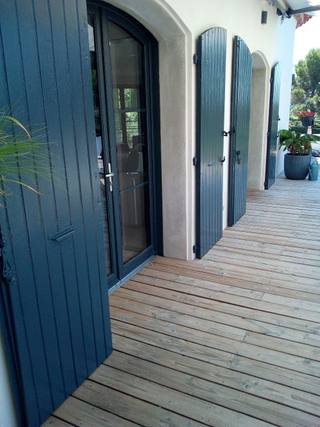 Mise en peinture de volets en gris anthracite aux Cabanes de Fleury par l’artisan peintre en bâtiment Peinture Audiffren, travaux de peinture générale extérieure.