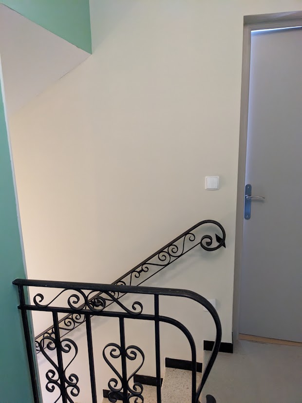 Travaux de peinture intérieure à Puisserguier réalisés par l'artisan peintre Audiffren : rénovation de murs, plafonds et pose de toile de verre pour un rendu lisse et professionnel.