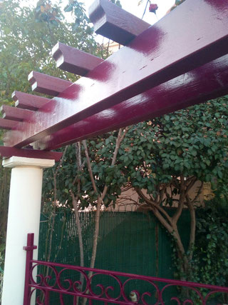 Photo montrant l’entretien et la mise en peinture de boiseries extérieures à Béziers par Peinture Audiffren, avec produits professionnels et finitions soignées, pour un rendu durable, esthétique et protégé contre les intempéries.