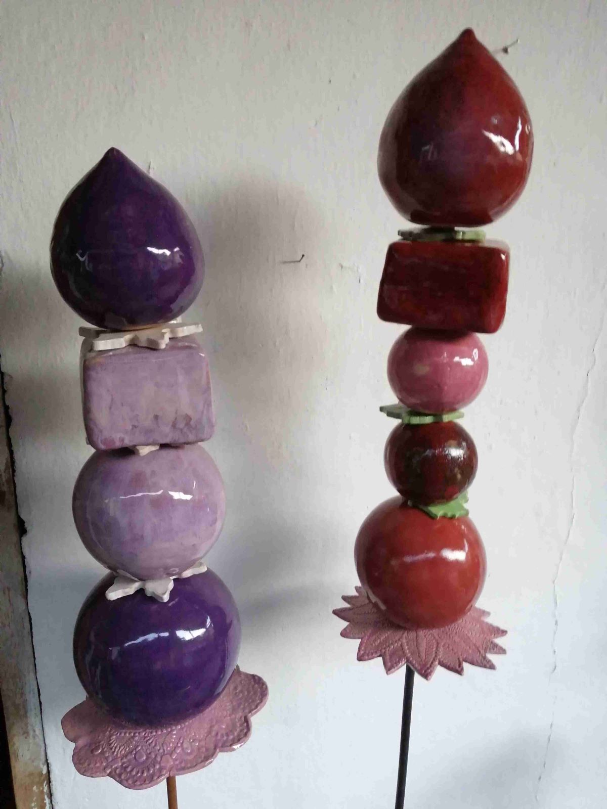 Stelen Violett und Rot