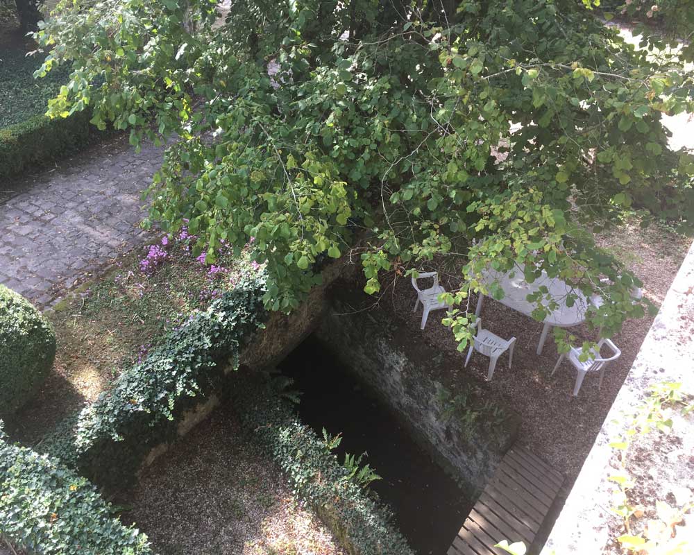 Vue de la terrasse sur la salle à manger d'été