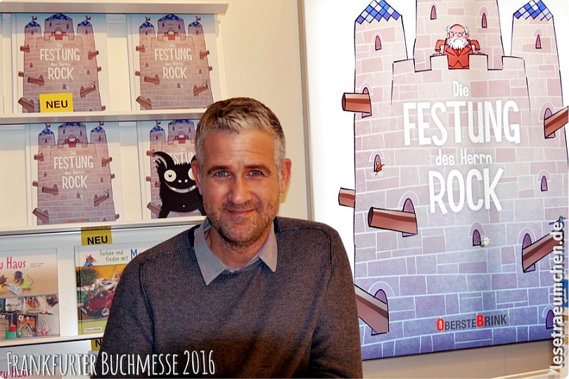 Boris Zatko am Buchmessestand, zusammen mit Herrn Rock :)