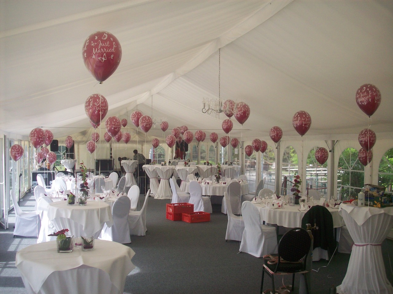 Alle Ballons sind im Raum dekoriert. Diese Aufgabe wird bei Mit-mach-Dekorationen meist von Freiwilligen übernommen. Hier durften wir aber komplett ran, währen die Heiratenden das machten was sie an dem Tag vorhatten: Heiraten.