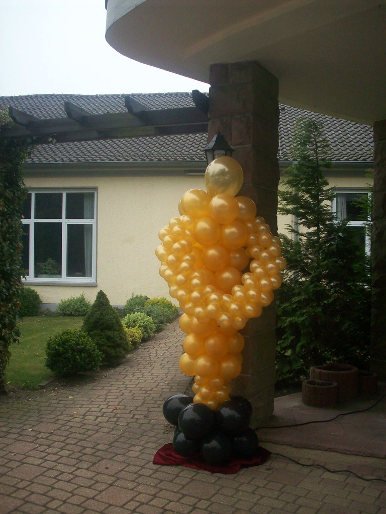 Oscar-Figur; mußte ortsgebunden etwas kleiner ausfallen, besteht aber noch immer aus ca. 150 Ballons.