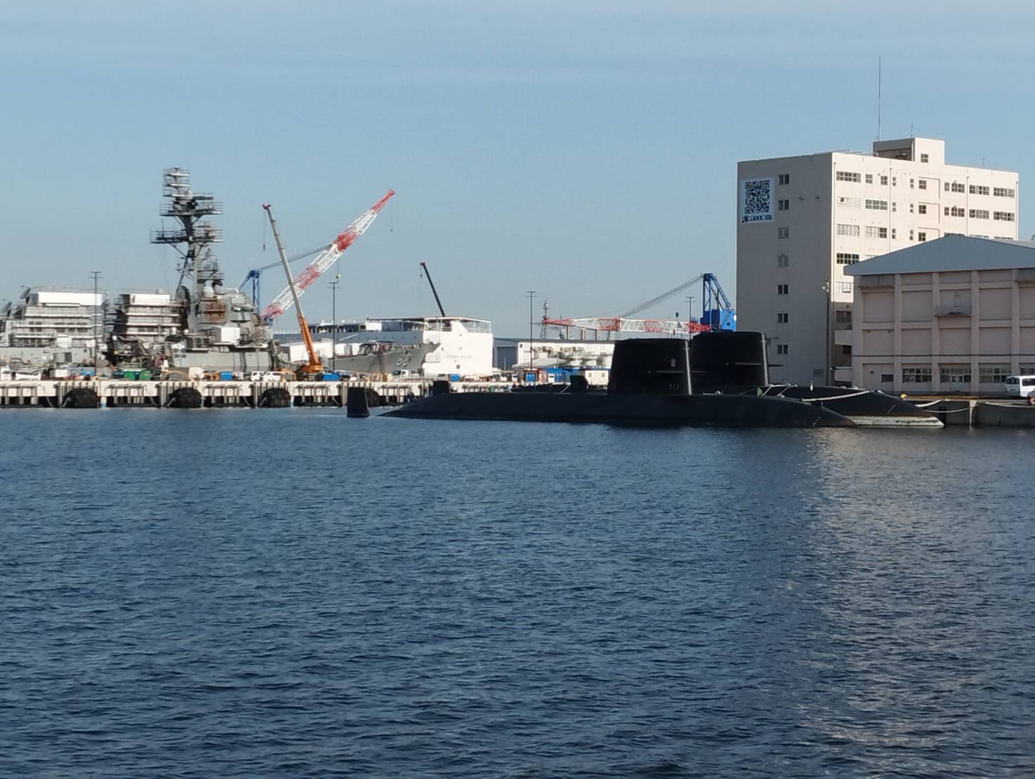 潜水艦と造船施設のある港の一角 静かに佇む潜水艦と、背後に見える造船クレーン。横須賀の海の営みを感じる一枚です。