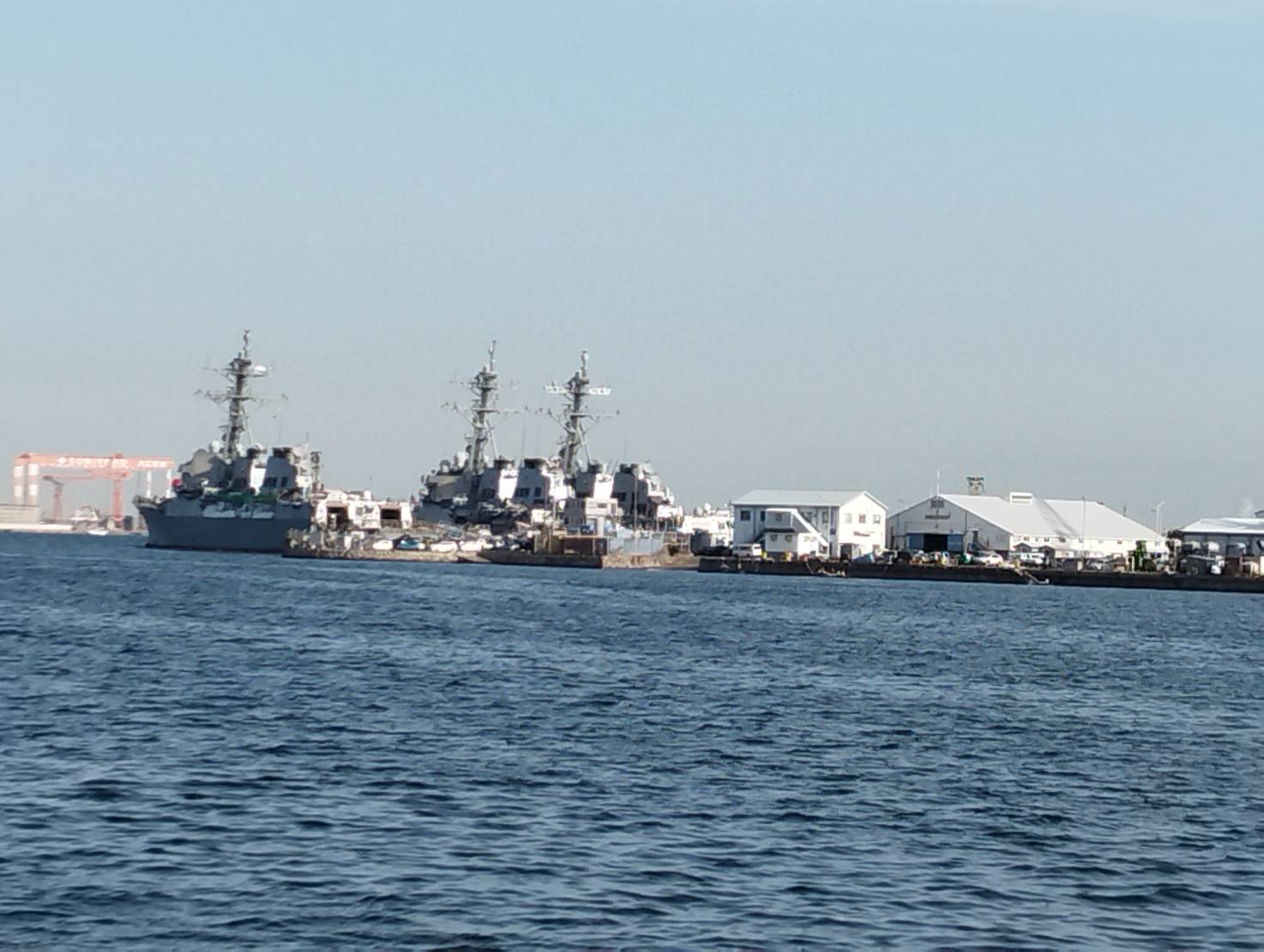 横須賀港に並ぶ艦船群 ヴェルニー公園から望む横須賀港。海上自衛隊と米海軍の艦船が並び、港町ならではの風景が広がります。