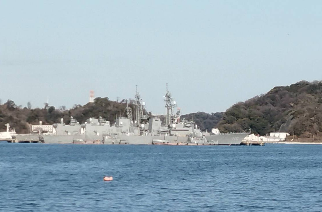 静かな横須賀港へ海上自衛隊の護衛艦「いずも」、「むらさめ」、「いかづち」、「やまぎり」などが停泊係留されています。
