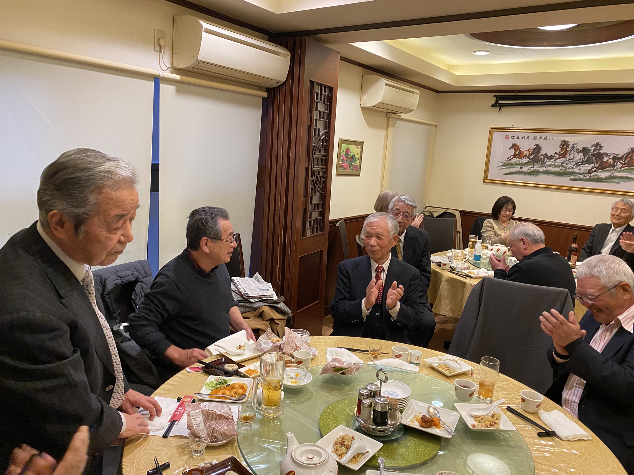 一本締めの直前、拍手に包まれた締めくくり。笑顔と感謝が交差する瞬間。