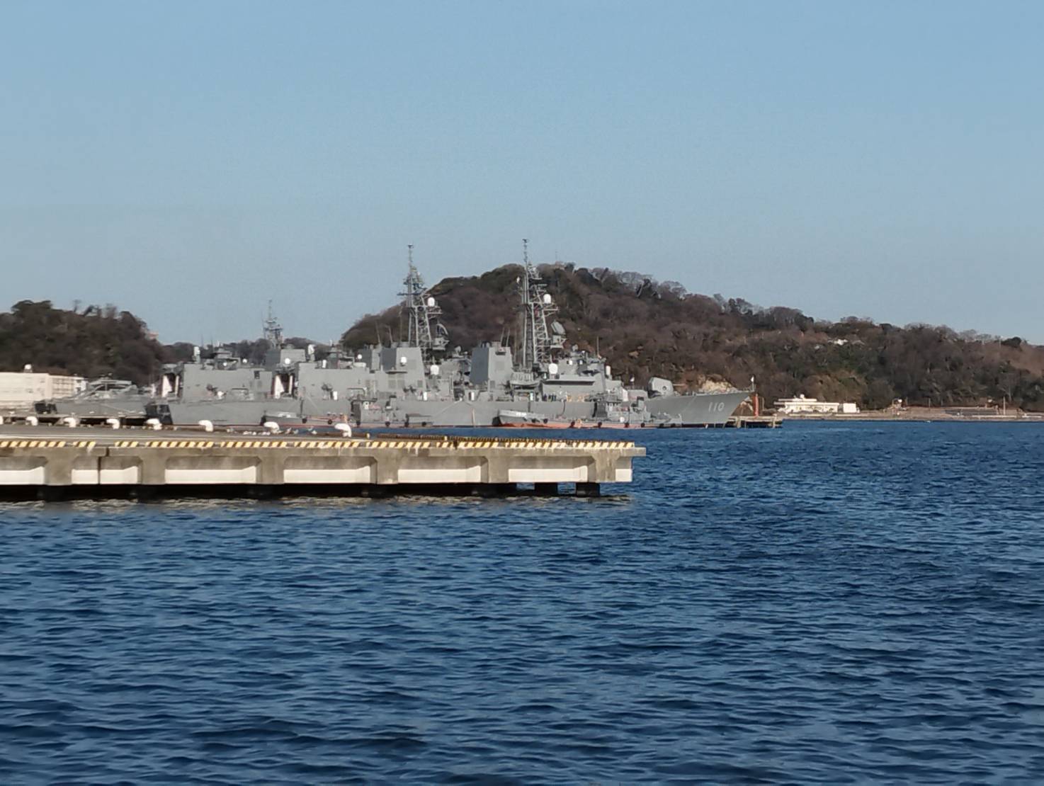 海上自衛隊の潜水艦や護衛艦、米海軍のイージス艦、タイミングによっては空母、砕氷艦（南極観測艦）、潜水艦など盛りだくさんです。