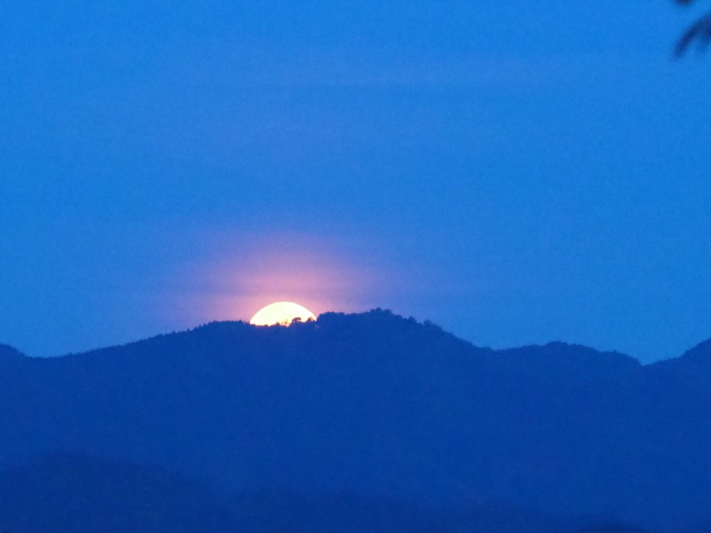 多峯主山より月の入り