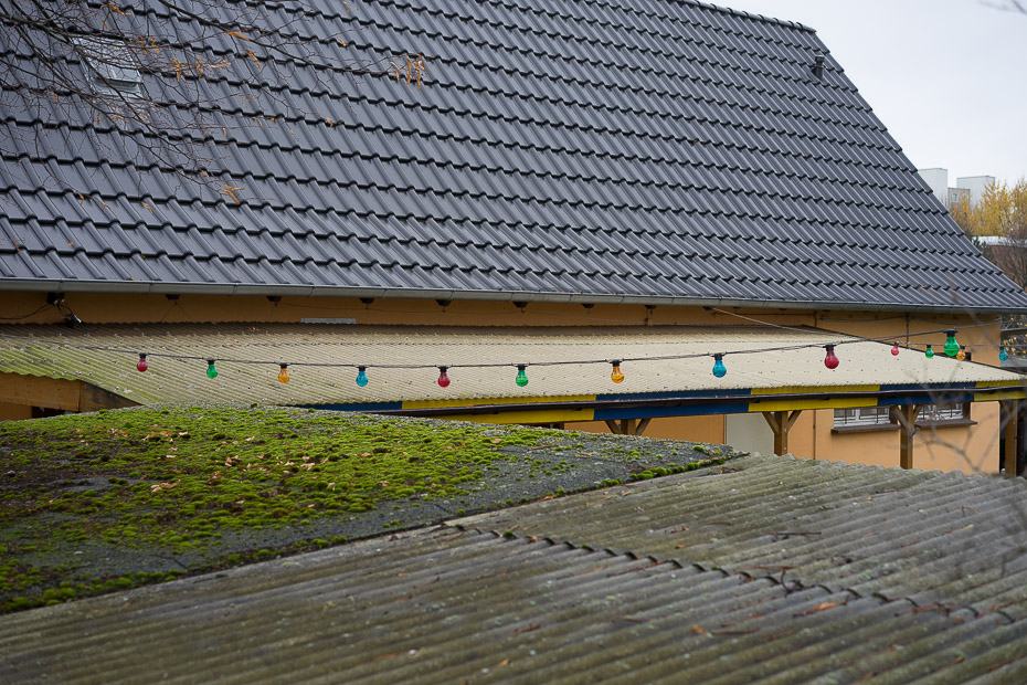 Bunte Lichterkette in einer Kleingartenanlage am Stadtrand von Braunschweig