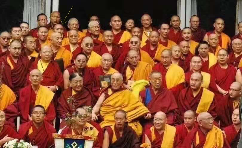 Rassemblement des représentants de toutes les écoles Bouddhistes en 2009 avec H.H.Dalaï-Lama, Karmapa, Sakya Trizin, Menri Trizin, Gaden Tripa...etc. Geshe Lhundup est au 2eme rang en haut à gauche. 