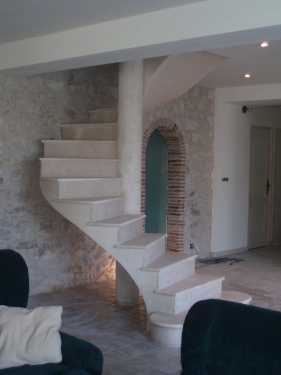 Escalier hélicoïdal en pierre combe brune maison en rénovation