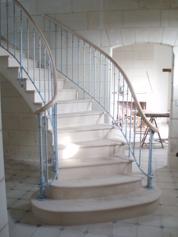 Escalier en pierre combe brune maison en rénovation rampe Joël Baudouin