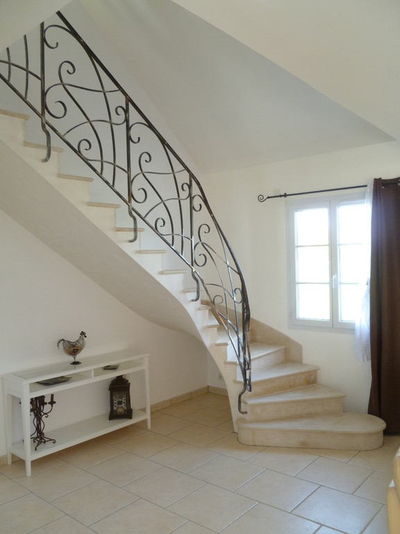 Escalier en pierre de Haims plinthe rampante maison en réhabilitation