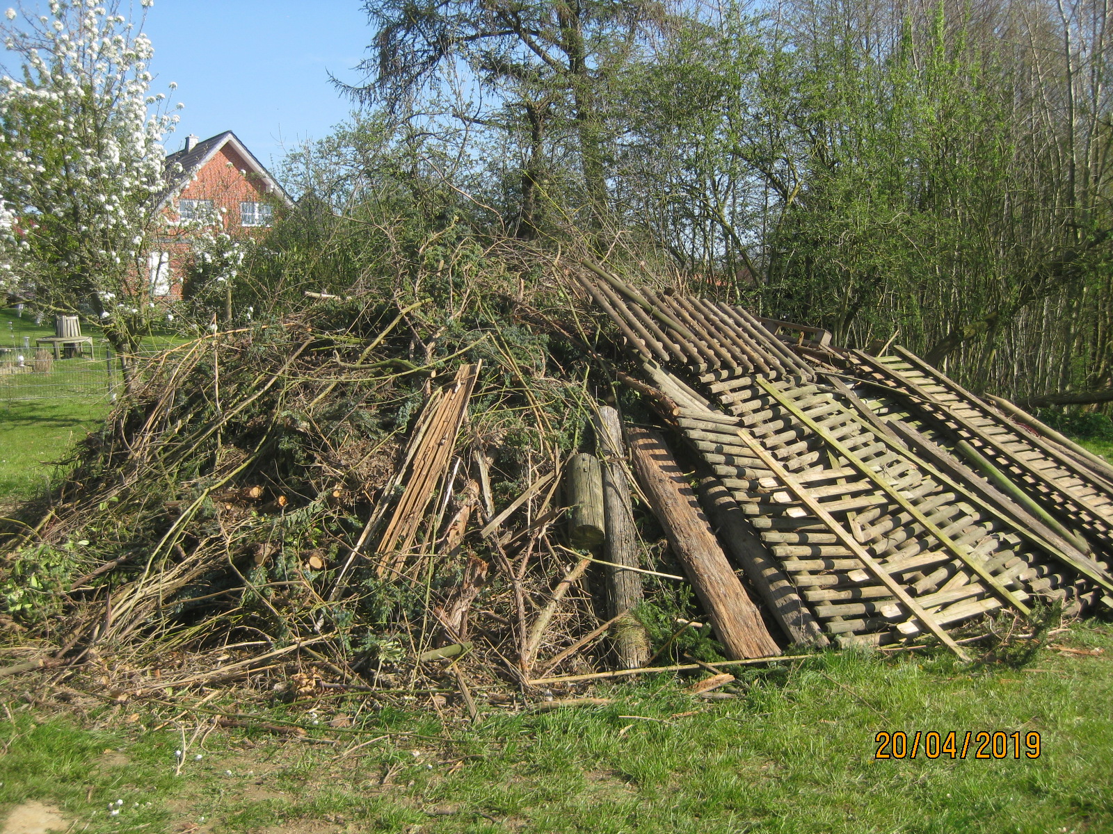 Foto/NABU Herford: Auch imprägnierte Zäune wurden 2019 im Feuer entsorgt. Beispiel aus Kirchlengern. 