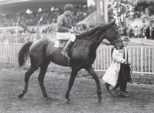 Alec Head, gagne la Grande Course de Haies de Auteuil en 1946 sur Vatelys entraîné par son père William