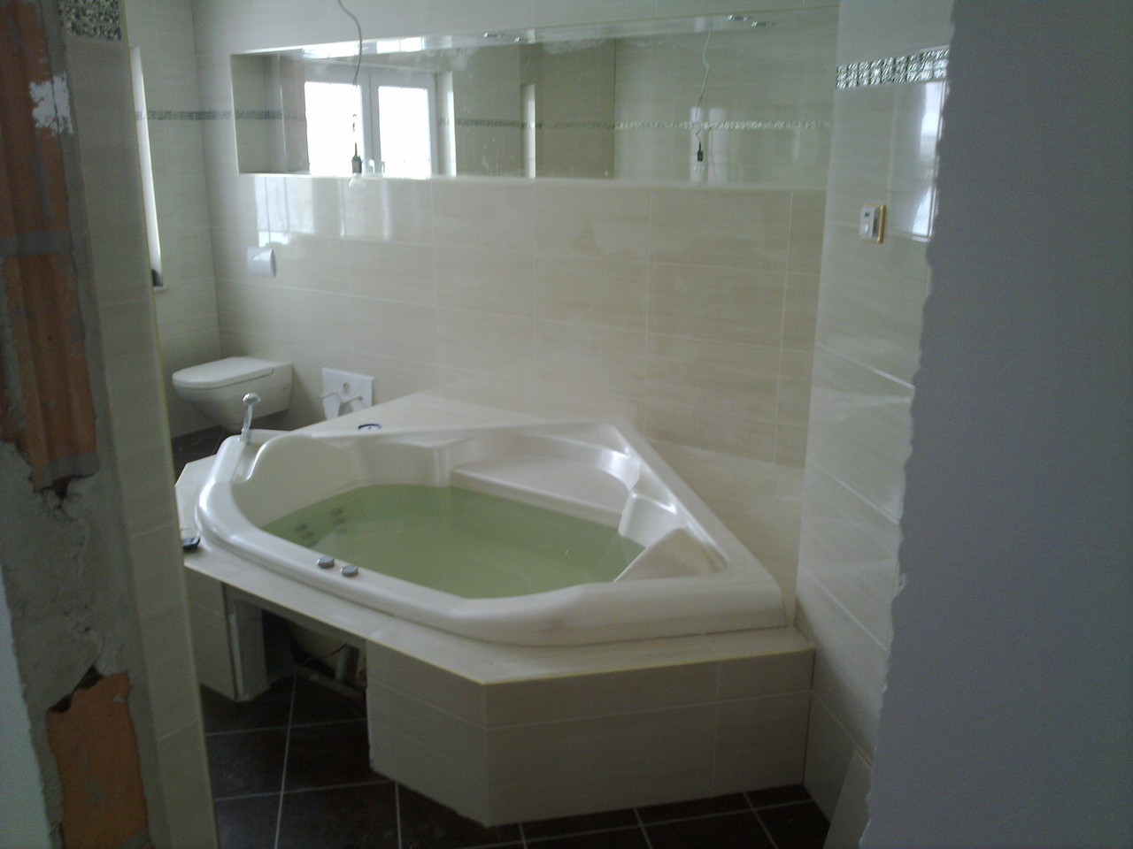 Blick in das exklusive Badezimmer mit Whirlpool