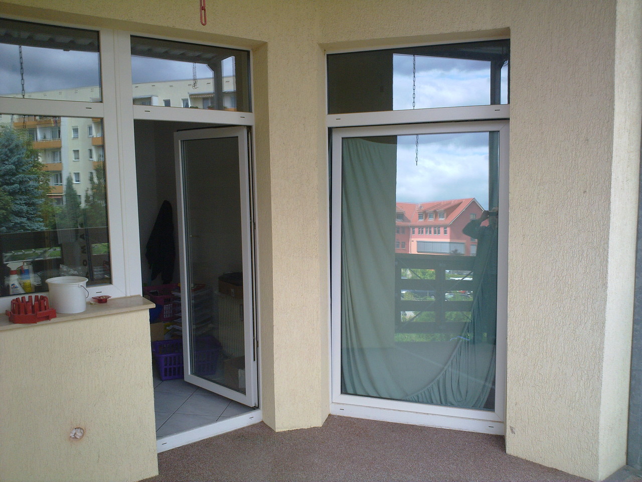 Blick vom Balkon links zur Küche und rechts ins Schlafzimmer