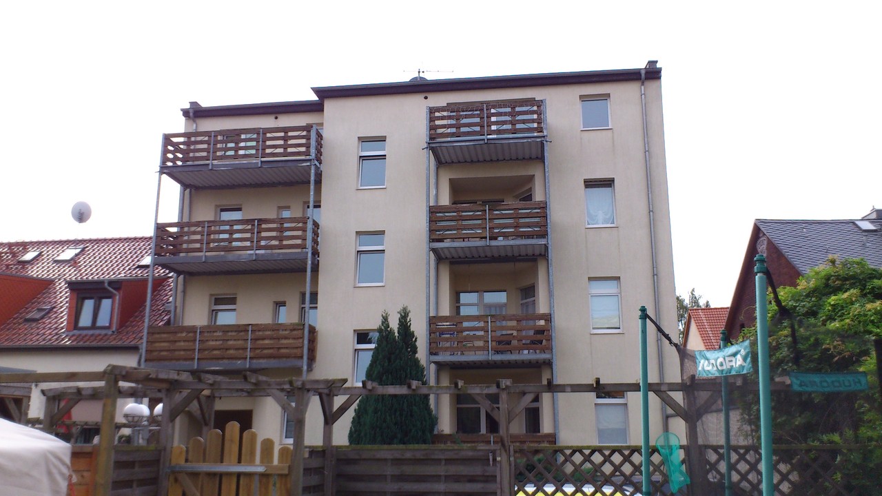 Blick auf die Fassade sowie Balkonanlage (gebaut von Stahlbau Heinrich Farsleben)
