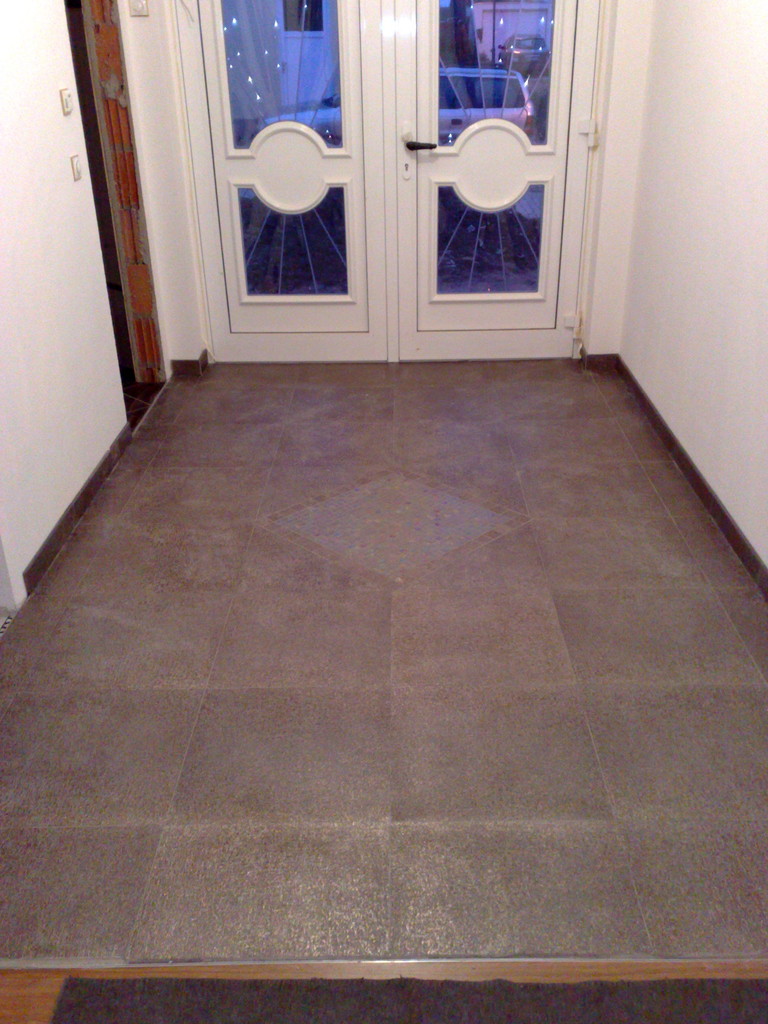 Eingangsbereich mit hochwertigen Fliesenbelag