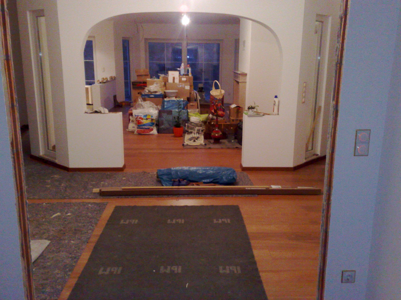 Blick vom Eingangsbereich über großen Flur ins Wohnzimmer