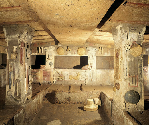 Tumba de los Relieves - En esta tumba de la necrópolis de Banditaccia, en Cerveteri, se ha reproducido el interior de una casa, con sus utensilios domésticos. Siglo IV a.C.