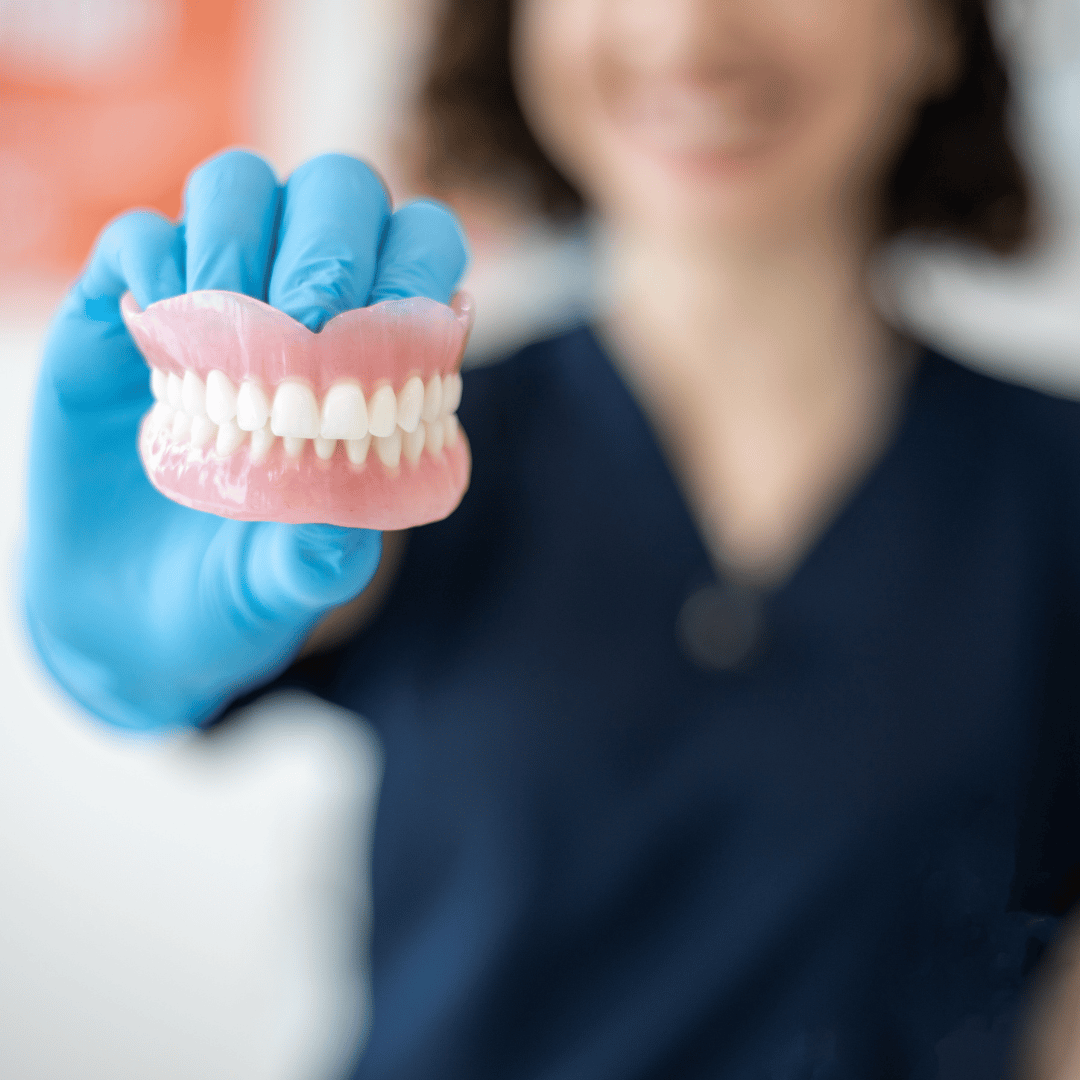 Cómo mantener tus prótesis dentales en buen estado