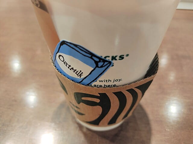 最近お気に入りの「ブロンド ラテ with オーツ ミルク」。サイズはグランデ。