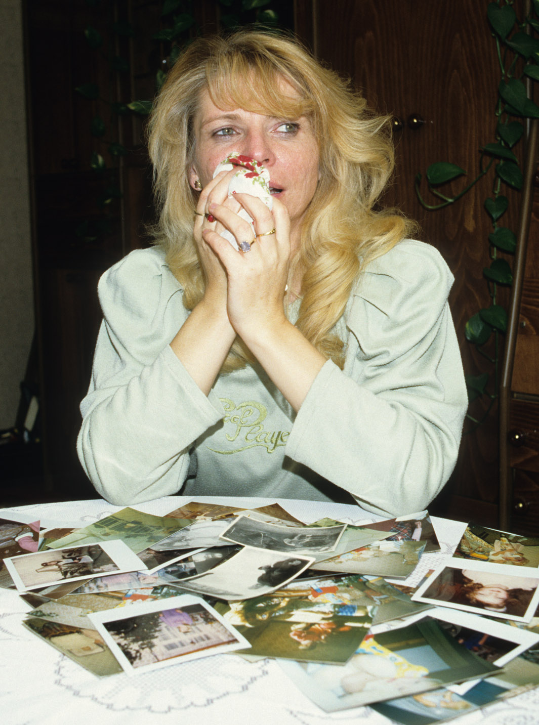 Eine Mutter weint um ihre Tochter, 1996